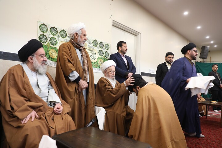 تصاویر/ مراسم عمامه گذاری طلاب توسط آیت الله العظمی مکارم شیرازی