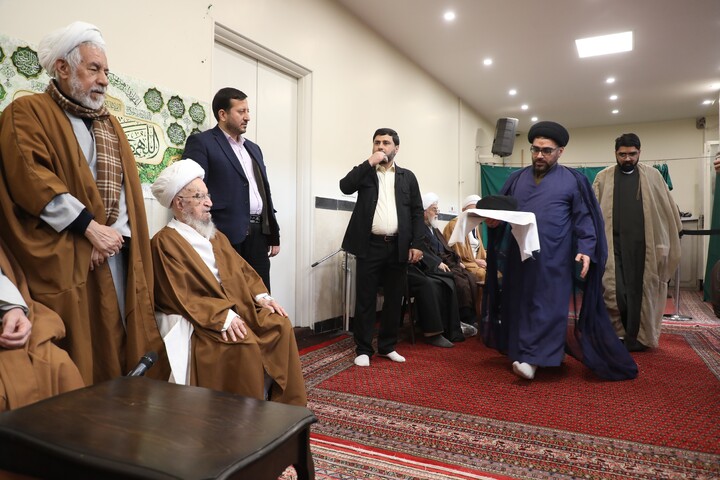 تصاویر/ مراسم عمامه گذاری طلاب توسط آیت الله العظمی مکارم شیرازی