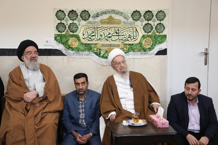 تصاویر/ مراسم عمامه گذاری طلاب توسط آیت الله العظمی مکارم شیرازی