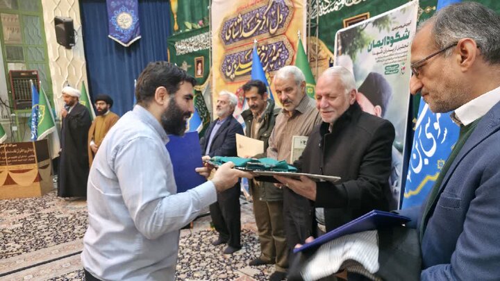 تصاویر/ تکریم پدران شهدا و آیین ملبس شدن خدام در حرم امامزاده صالح(ع)