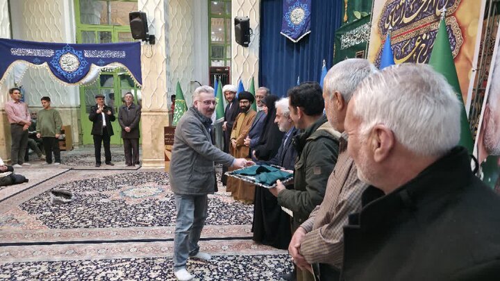 تصاویر/ تکریم پدران شهدا و آیین ملبس شدن خدام در حرم امامزاده صالح(ع)