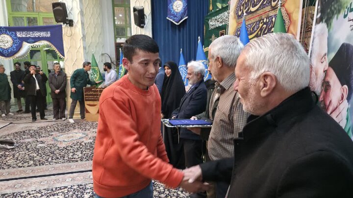 تصاویر/ تکریم پدران شهدا و آیین ملبس شدن خدام در حرم امامزاده صالح(ع)
