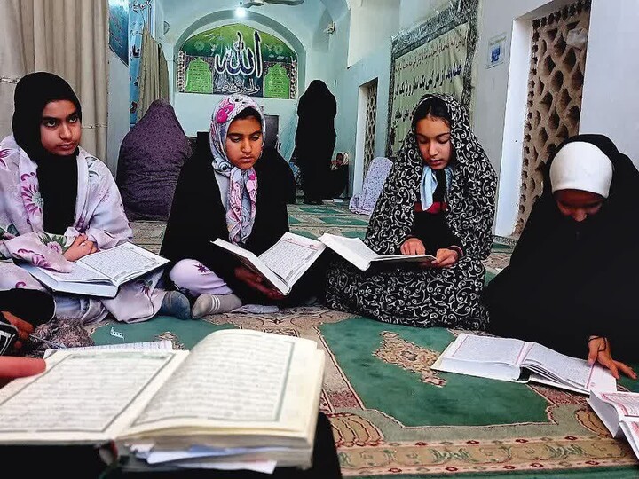 تصاویر| آغاز تبلیغ و آموزش طلاب مدرسه علمیه فاطمه‌الزهرا(س) در مراسم اعتکاف خوسف