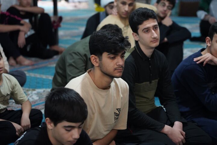 تصاویر/حضور نماینده ولی فقیه در لرستان در جمع معتکفان در برخی مساجد خرم آباد