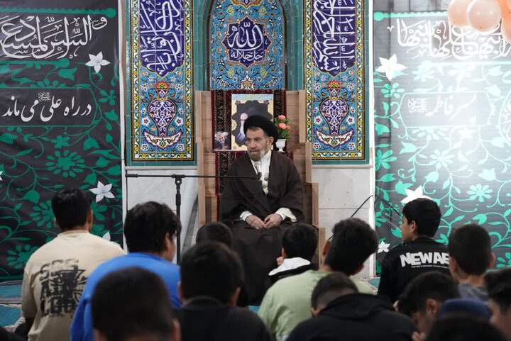 تصاویر/حضور نماینده ولی فقیه در لرستان در جمع معتکفان در برخی مساجد خرم آباد