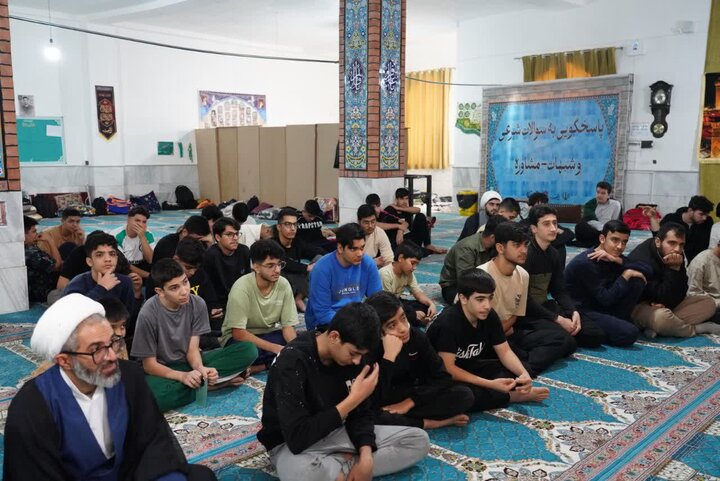 تصاویر/حضور نماینده ولی فقیه در لرستان در جمع معتکفان در برخی مساجد خرم آباد