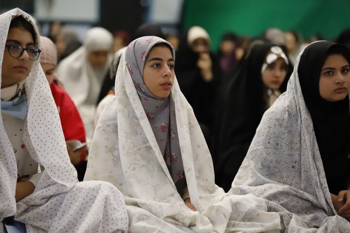 حضور پرشور دانش‌آموزان مهستانی در اعتکاف دانش‌آموزی دختران مسجد الغدیر