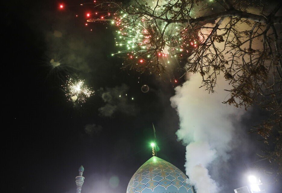 نورافشانی حرم شاه سید علی(ع) در شب میلاد مولا علی(ع)