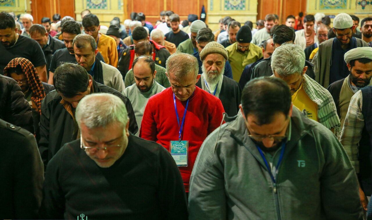 मस्जिद ए जमकरान में एतेकाफ़ की शुरुआत / 3100 मोअतकिफ़ीन इबादत में मशग़ूल