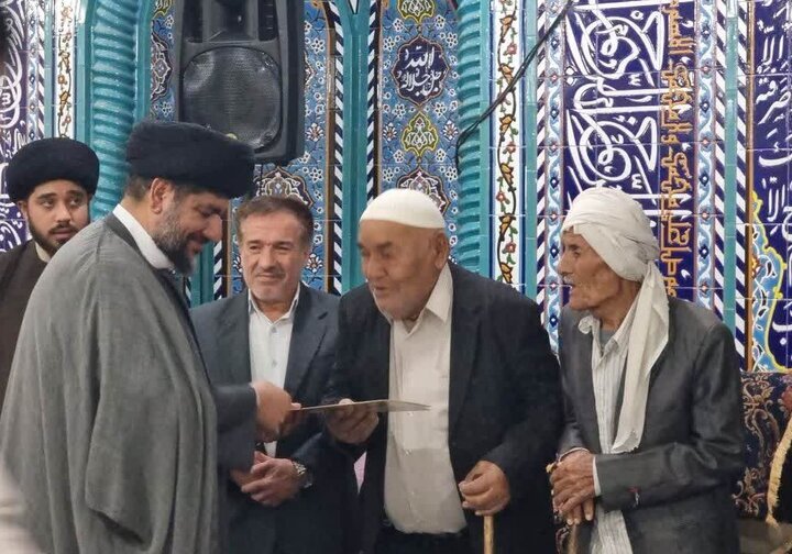 تجلیل از دو پدر شهید در گناوه همزمان با میلاد امیرالمؤمنین علی(ع) و روز پدر