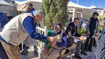 تصاویر/ ادای احترام مردم خوزستان با تقدیم ۲۴ هزار شاخه گل نرگس به شهید سلیمانی