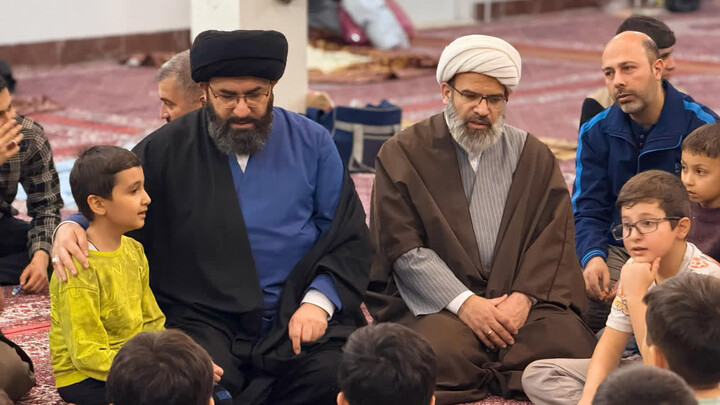 تصاویر | حضور امام جمعه زنجان در اعتکاف پدر و پسری مسجد امام علی(ع) آزادگان زنجان