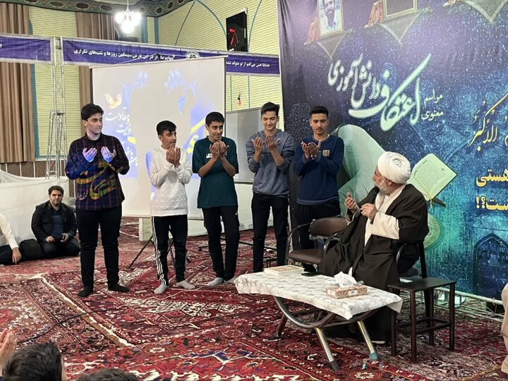 تصاویر /  آیین اعتکاف دانش آموزی پسران نوآوین آذرشهر