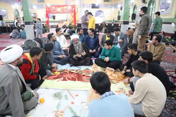 تصاویر/ حضور نماینده ولی‌فقیه در استان سمنان در جمع معتکفین دانش آموز مسجد پنج تن آل‌عبا(ع) سمنان