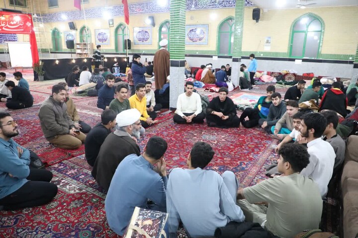 تصاویر/ حضور نماینده ولی‌فقیه در استان سمنان در جمع معتکفین دانش آموز مسجد پنج تن آل‌عبا(ع) سمنان