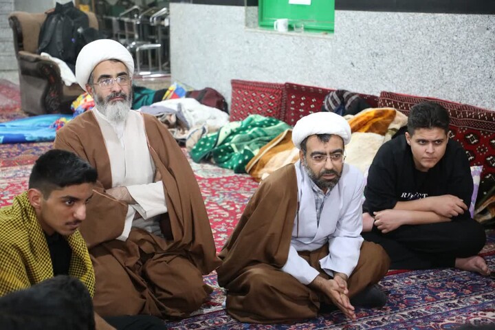 تصاویر/ حضور نماینده ولی‌فقیه در استان سمنان در جمع معتکفین دانش آموز مسجد پنج تن آل‌عبا(ع) سمنان
