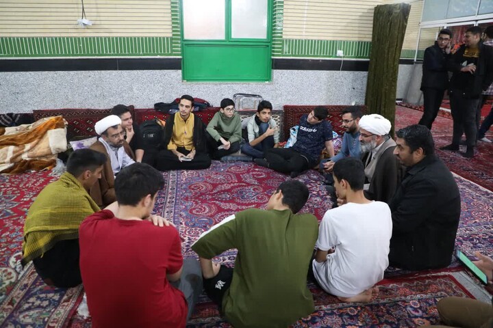 تصاویر/ حضور نماینده ولی‌فقیه در استان سمنان در جمع معتکفین دانش آموز مسجد پنج تن آل‌عبا(ع) سمنان