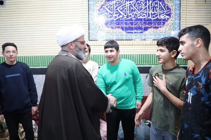 تصاویر/ حضور نماینده ولی‌فقیه در استان سمنان در جمع معتکفین دانش آموز مسجد پنج تن آل‌عبا(ع) سمنان