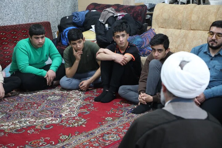 تصاویر/ حضور نماینده ولی‌فقیه در استان سمنان در جمع معتکفین دانش آموز مسجد پنج تن آل‌عبا(ع) سمنان