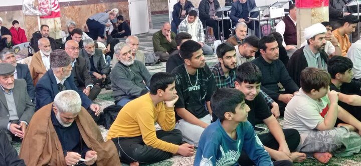 تصاویر/حضور امام جمعه الیگودرز در جمع جوانان معتکف