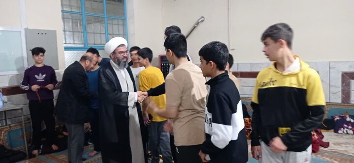 تصاویر/حضور امام جمعه الیگودرز در جمع جوانان معتکف