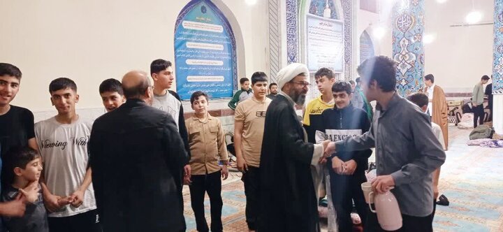 تصاویر/حضور امام جمعه الیگودرز در جمع جوانان معتکف