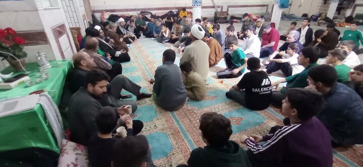 تصاویر/حضور امام جمعه الیگودرز در جمع جوانان معتکف