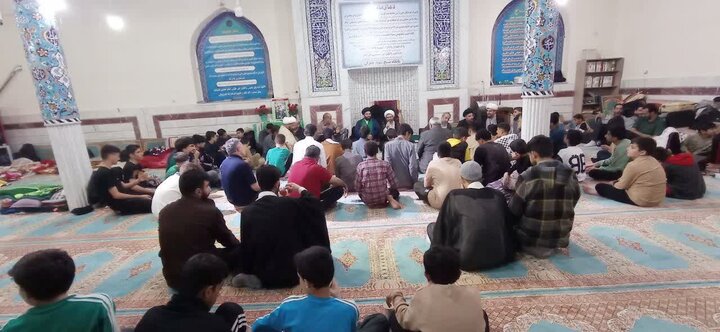 تصاویر/حضور امام جمعه الیگودرز در جمع جوانان معتکف