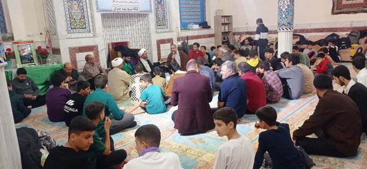 تصاویر/حضور امام جمعه الیگودرز در جمع جوانان معتکف