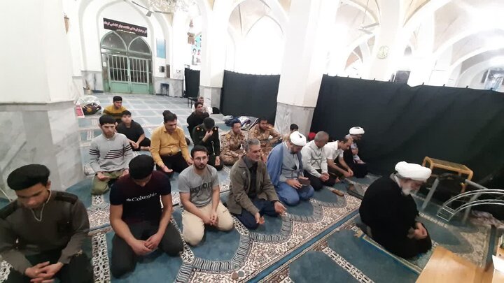 تصاویر/حضور امام جمعه بخش کویرات درجمع معتکفین مسجدجامع صاحب الزمان (عج)روستای کاغذی