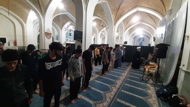 تصاویر/حضور امام جمعه بخش کویرات درجمع معتکفین مسجدجامع صاحب الزمان (عج)روستای کاغذی