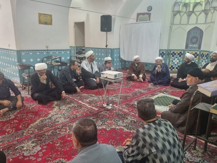 تصاویر/ حضور امام جمعه آران وبیدگل در جمع معتکفین