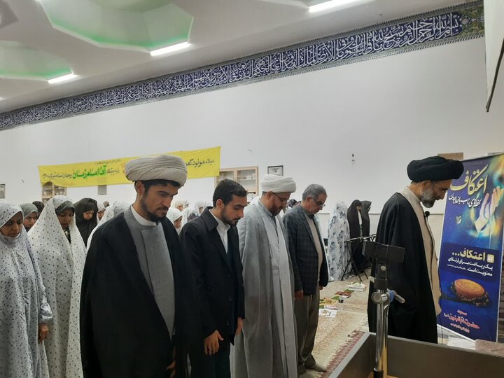 تصاویر/حضور نماینده ولی فقیه درمنطقه کاشان درجمع معتکفین کاشانی