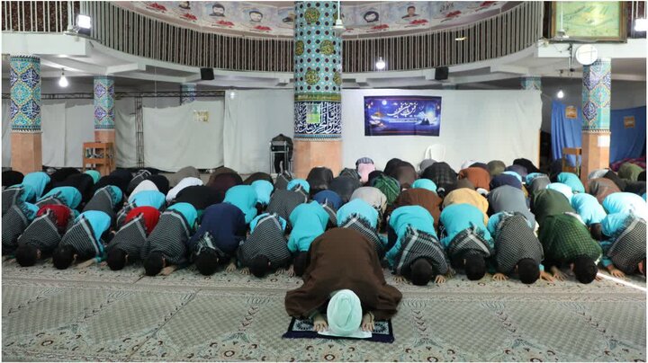 حضور امام جمعه رشت در میان معتکفین مسجد امام جواد رشت