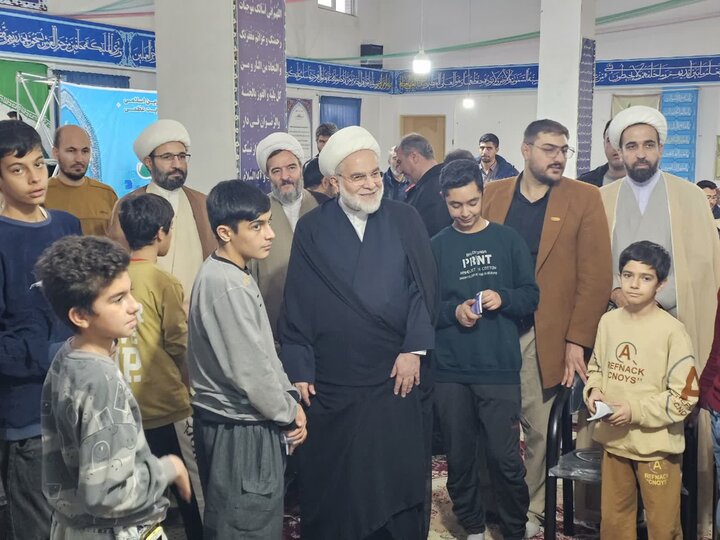 تصاویر/حضور نماینده ولی‌فقیه در کردستان در جمع معتکفین اعتکاف دانش‌آموزی مسجد صاحب الزمان (عج) شهر توپ آغاج