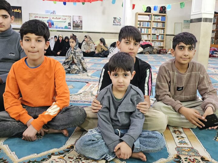 تصاویر/حضور نماینده ولی‌فقیه در کردستان در جمع معتکفین اعتکاف دانش‌آموزی مسجد صاحب الزمان (عج) شهر توپ آغاج