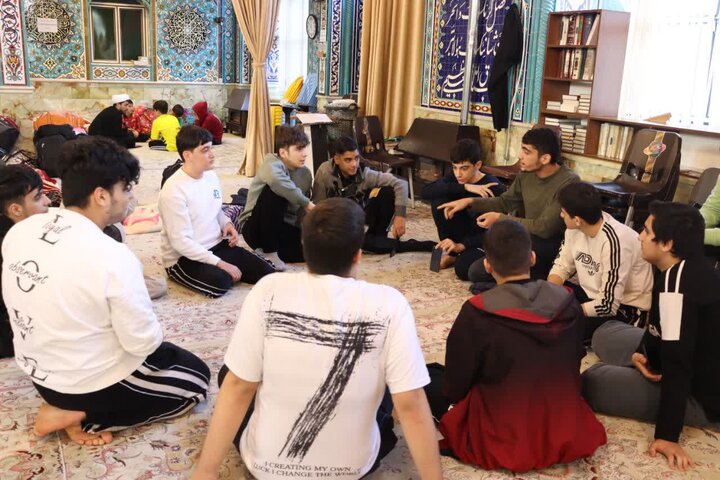 کادر مدرسه علمیه ولیعصر (عج) آستارا در میان معتکفین حضور پیدا کردند