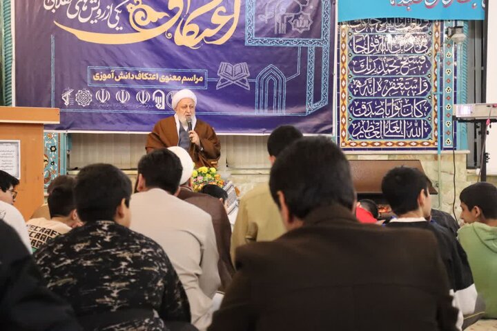 کادر مدرسه علمیه ولیعصر (عج) آستارا در میان معتکفین حضور پیدا کردند