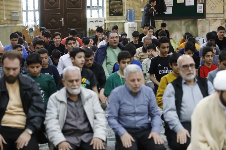 اعتکاف دانش آموزی در شهر مهستان