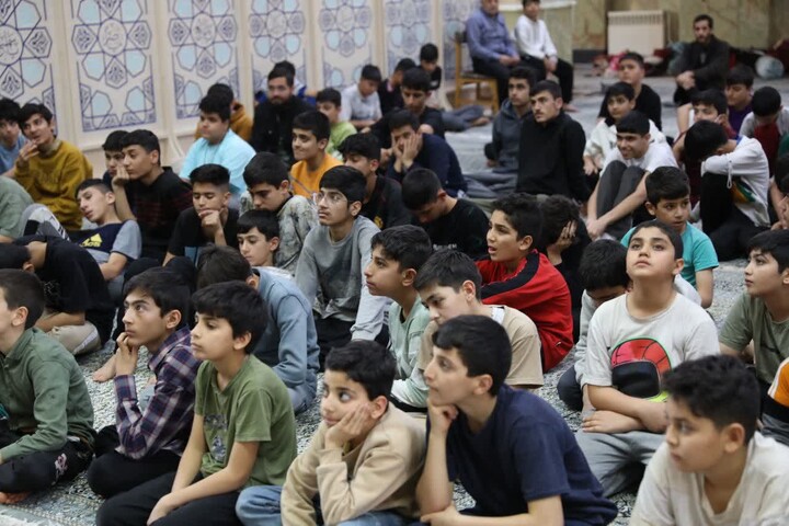 اعتکاف دانش آموزی در شهر مهستان