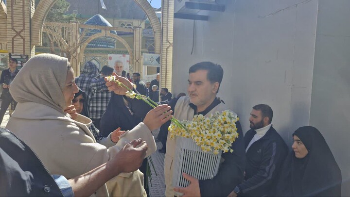 تصاویر/اداء احترام مردم خوزستان با تقدیم 24 هزار شاخه گل نرگس به شهید سلیمانی