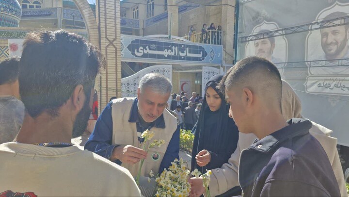 تصاویر/اداء احترام مردم خوزستان با تقدیم 24 هزار شاخه گل نرگس به شهید سلیمانی