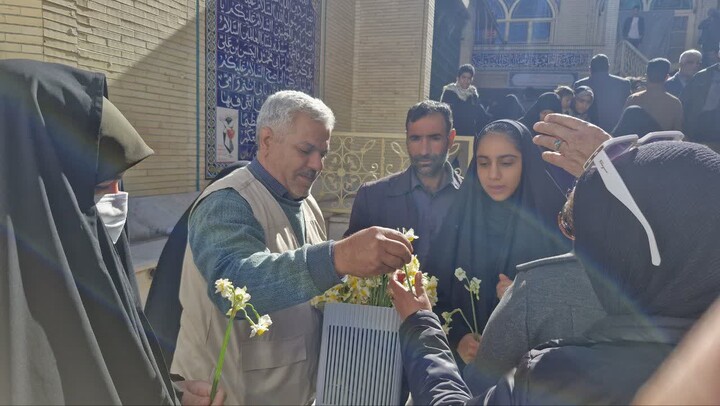 تصاویر/اداء احترام مردم خوزستان با تقدیم 24 هزار شاخه گل نرگس به شهید سلیمانی