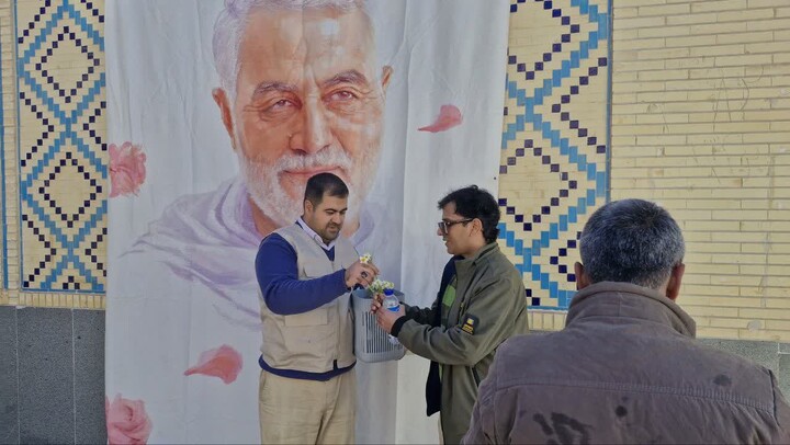 تصاویر/اداء احترام مردم خوزستان با تقدیم 24 هزار شاخه گل نرگس به شهید سلیمانی