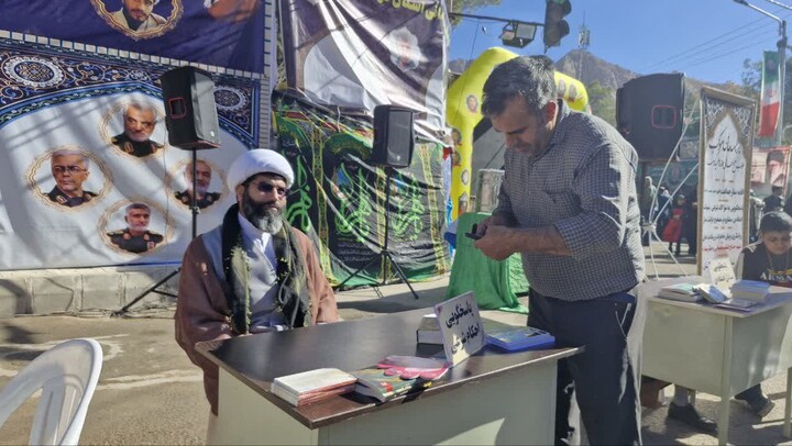 تصاویر/اداء احترام مردم خوزستان با تقدیم 24 هزار شاخه گل نرگس به شهید سلیمانی