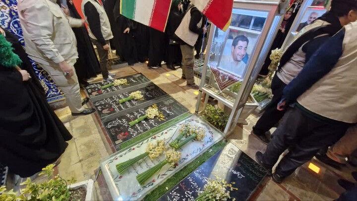 تصاویر/اداء احترام مردم خوزستان با تقدیم 24 هزار شاخه گل نرگس به شهید سلیمانی