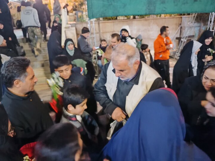 تصاویر/اداء احترام مردم خوزستان با تقدیم 24 هزار شاخه گل نرگس به شهید سلیمانی