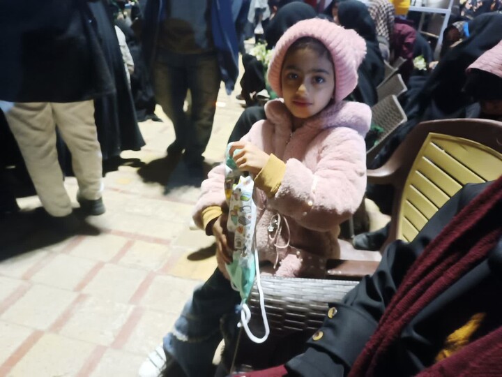 تصاویر/اداء احترام مردم خوزستان با تقدیم 24 هزار شاخه گل نرگس به شهید سلیمانی