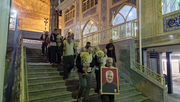 تصاویر/اداء احترام مردم خوزستان با تقدیم 24 هزار شاخه گل نرگس به شهید سلیمانی