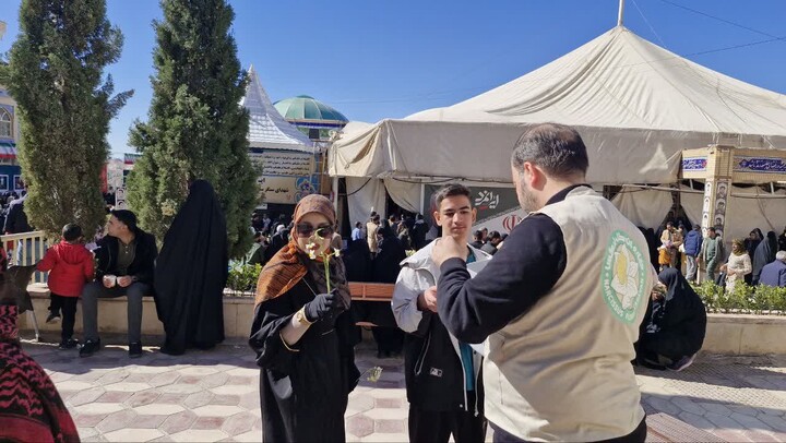 تصاویر/اداء احترام مردم خوزستان با تقدیم 24 هزار شاخه گل نرگس به شهید سلیمانی